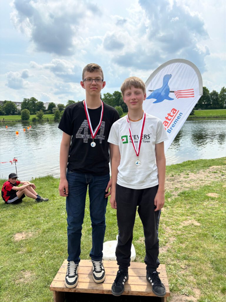 Max und Aaron auf dem Siegersteg nach ihrem Sieg im Doppelzweier